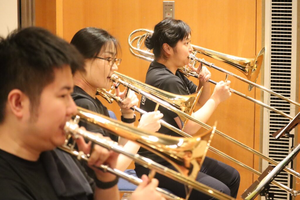 トロンボーン奏者たちの稽古の様子の写真