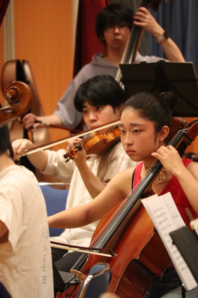 チェロ、ヴァイオリンなど弦楽器奏者たちの稽古の様子の写真