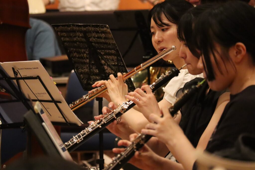 フルート、オーボエ奏者たちの稽古の様子の写真