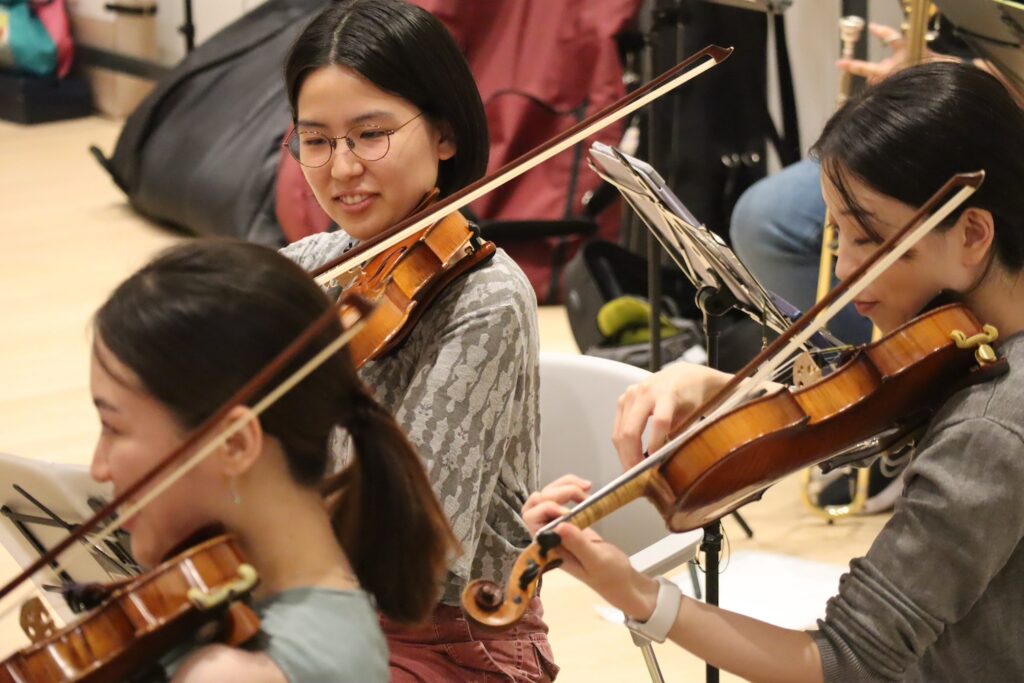 ヴァイオリン奏者たちの稽古の様子の写真